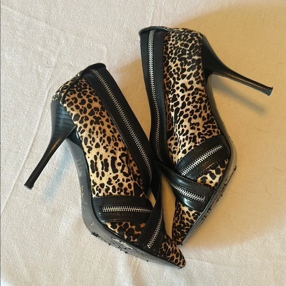 Vince Camuto Brown and Black Heels with Sophisticated Design - Picture 10 of 11